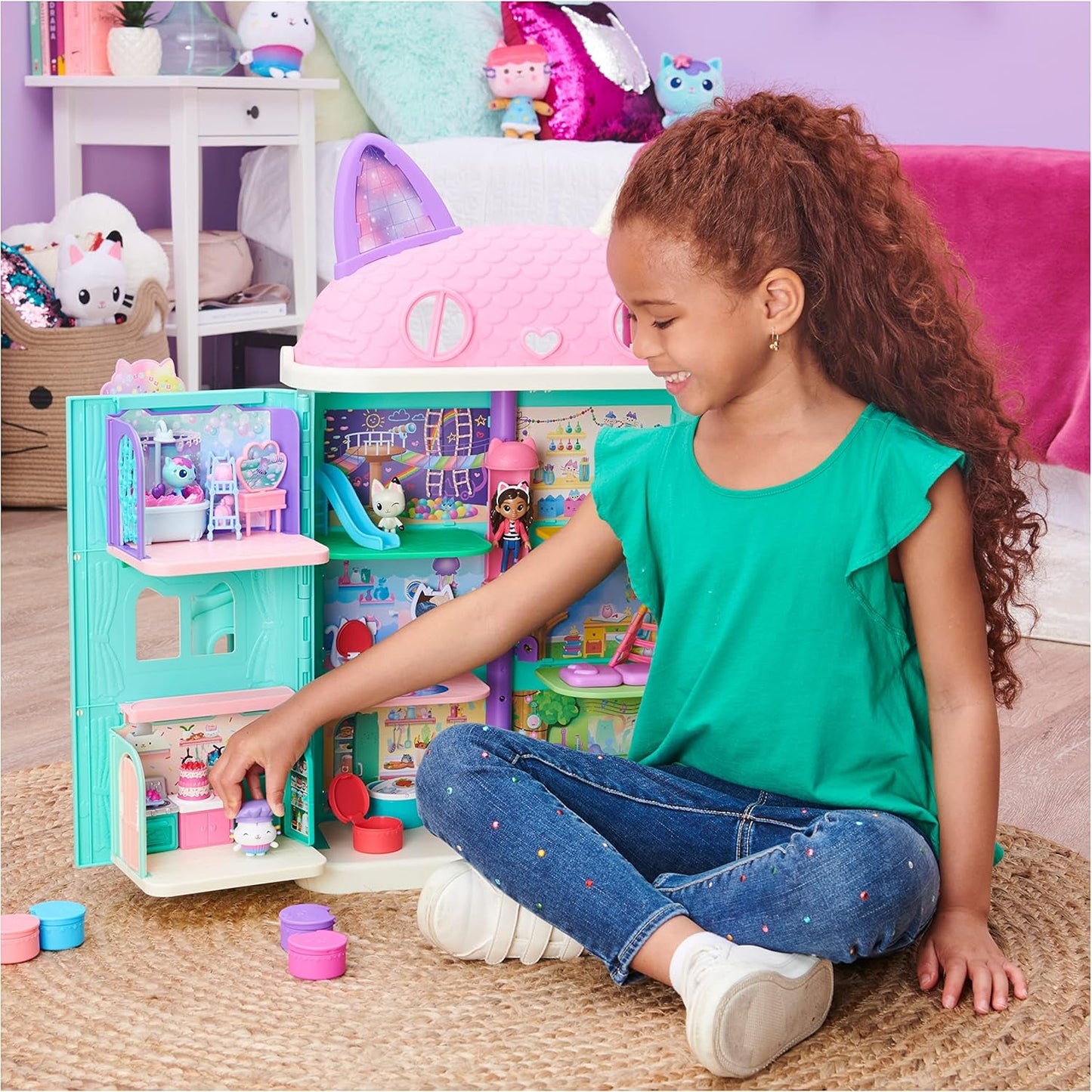 Gabby's Dollhouse, Purific Pool Party-Spielset mit Gabby- und Erdmännchen-Figuren und Deluxe-Zimmer, Cakey Baking, Cakey Kitchen