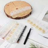 Nagel-Schlüsselanhänger, 4er-Box-Set – 48 Arten goldene und silberne 3D-Nagel-Schlüsselanhänger (Schmetterlinge, Blumen, Perlen usw.) + Pinzette und Stift – für selbstgemachte Gel- und Acrylnägel | Ideal für Nagelstudio und Zuhause