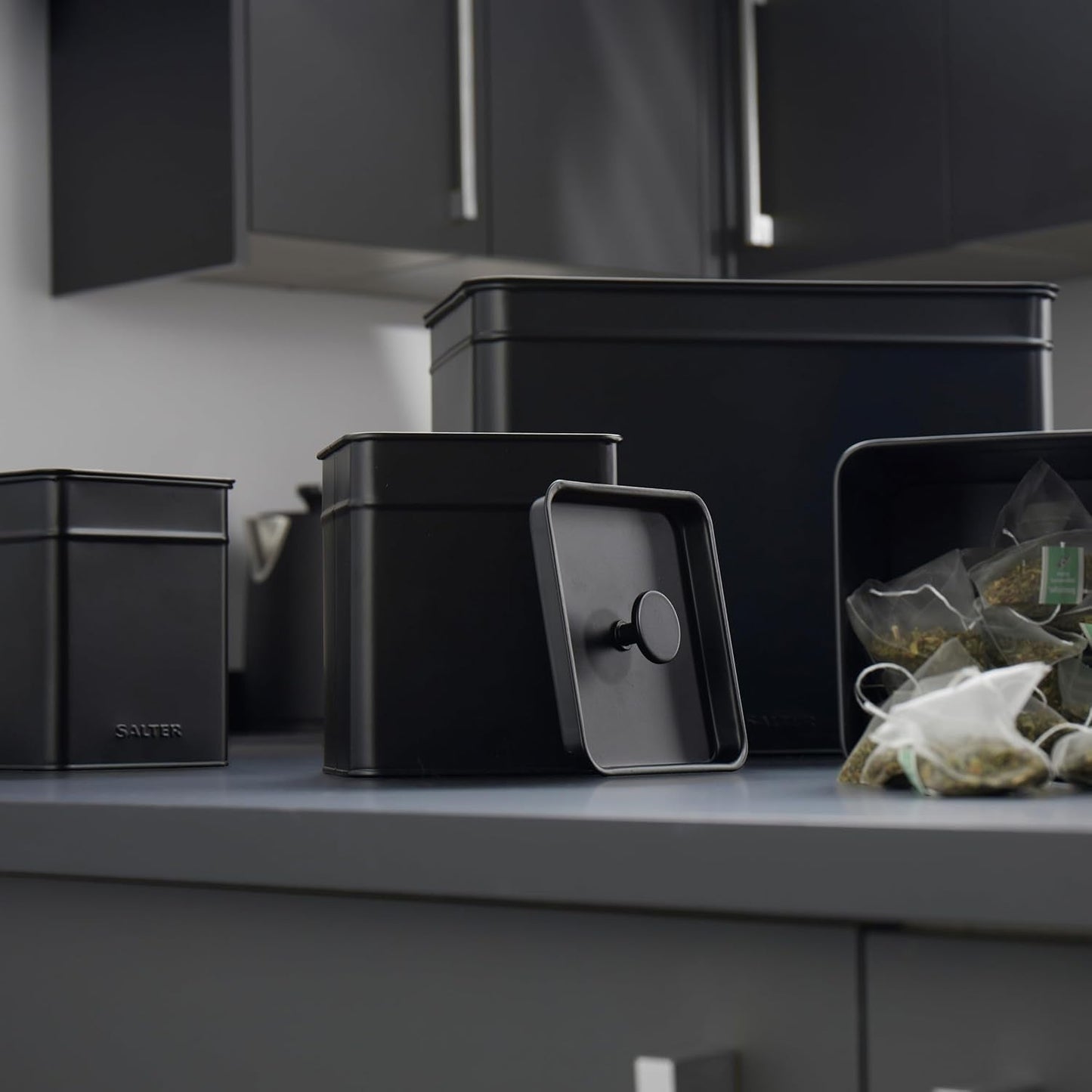 Salter BW12614EU7 Kuro-Aufbewahrungsbox-Set – 4 Küchenbehälter, Brot/Tee/Kaffee/Zucker, quadratische Organizer-Boxen, leicht zu reinigen, hält Lebensmittel frisch, schwarze Lebensmittel-Aufbewahrungsboxen, Naty Shop