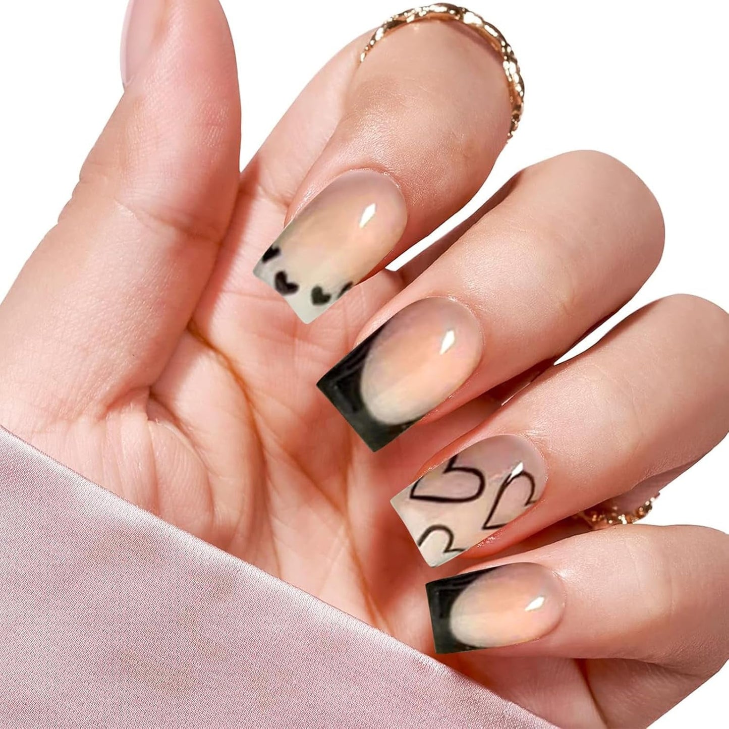 24 Stück kurze quadratische künstliche Nägel mit französischer Spitze, weißes Herz-Design, schwarze Acrylnägel, vollständige Abdeckung