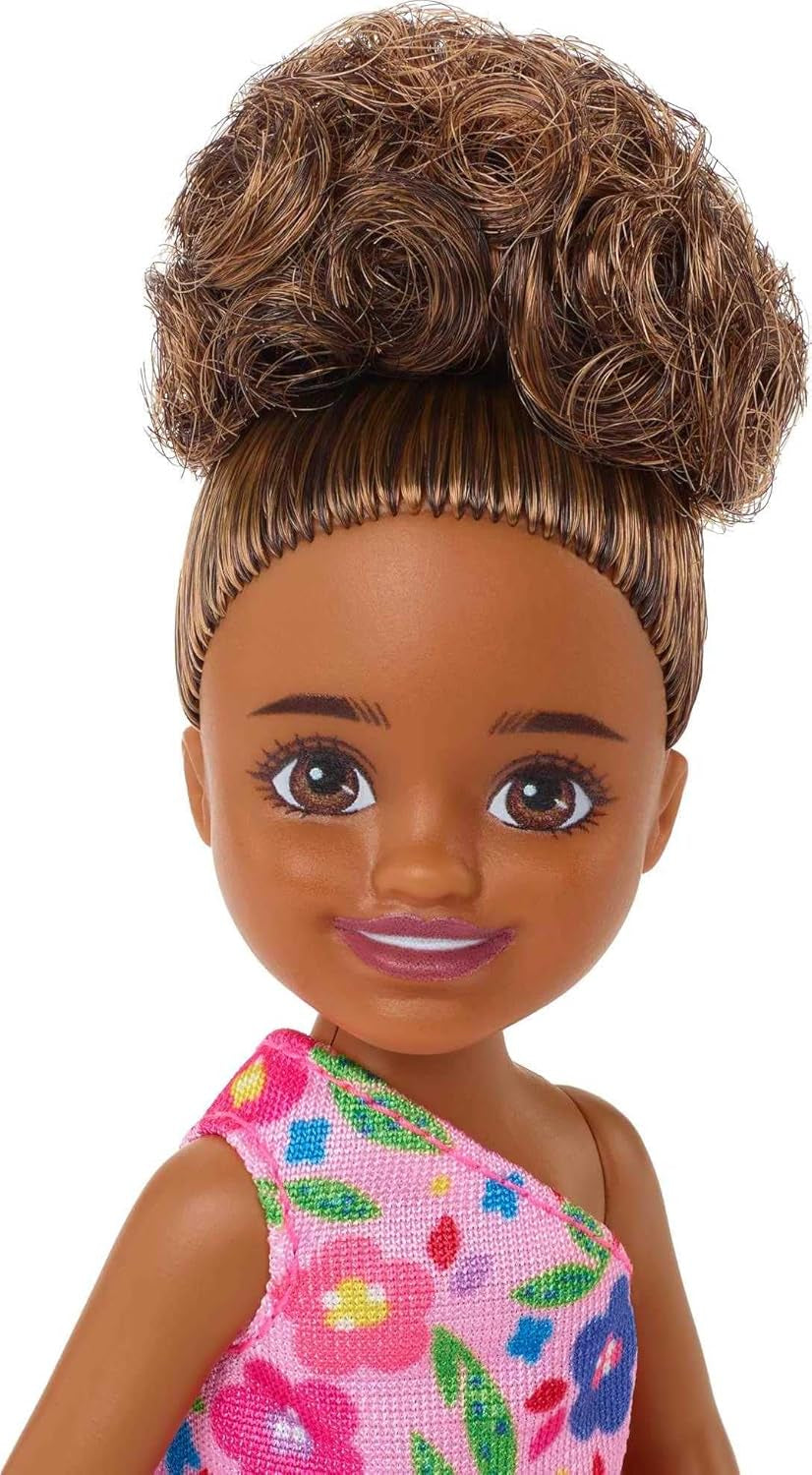 Barbie Chelsea Club – HGT07 – 15 cm große, bewegliche, gemischtrassige Mädchen-Rosa-Blumen-Puppe