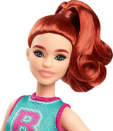Barbie Fashionistas Puppe Nr. 232 mit roten Haaren, Jersey-Sportoberteil mit B-Aufdruck, lila Faltenrock, Armbanduhr und Turnschuhen, HYT90 Naty Shop Dolls