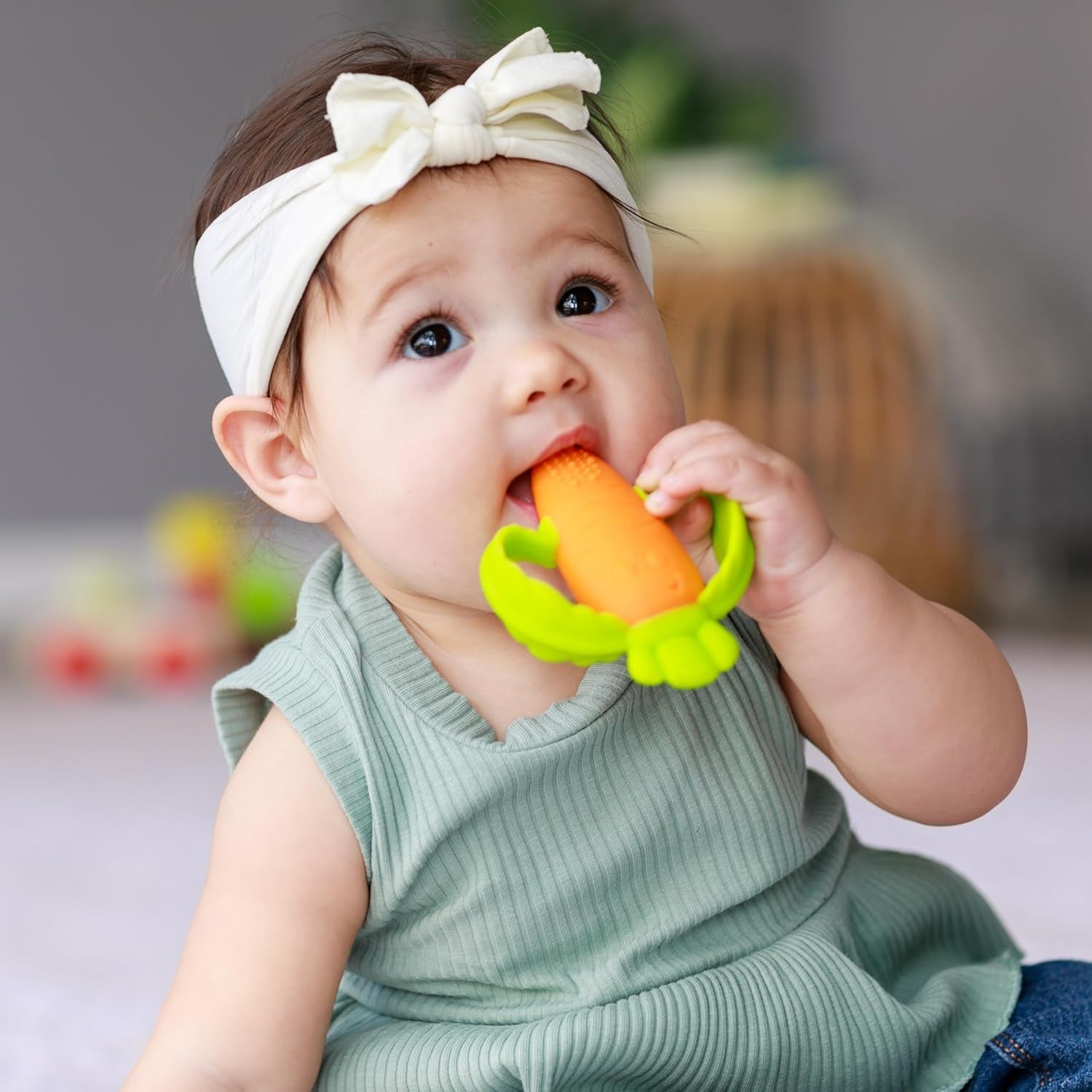 Infantino Lil' Nibbles, Beißring aus strukturiertem Silikon, BPA-freies Baby-Beißspielzeug, weich, leicht zu halten, sensorische Stimulation für Kleinkinder, Karotte