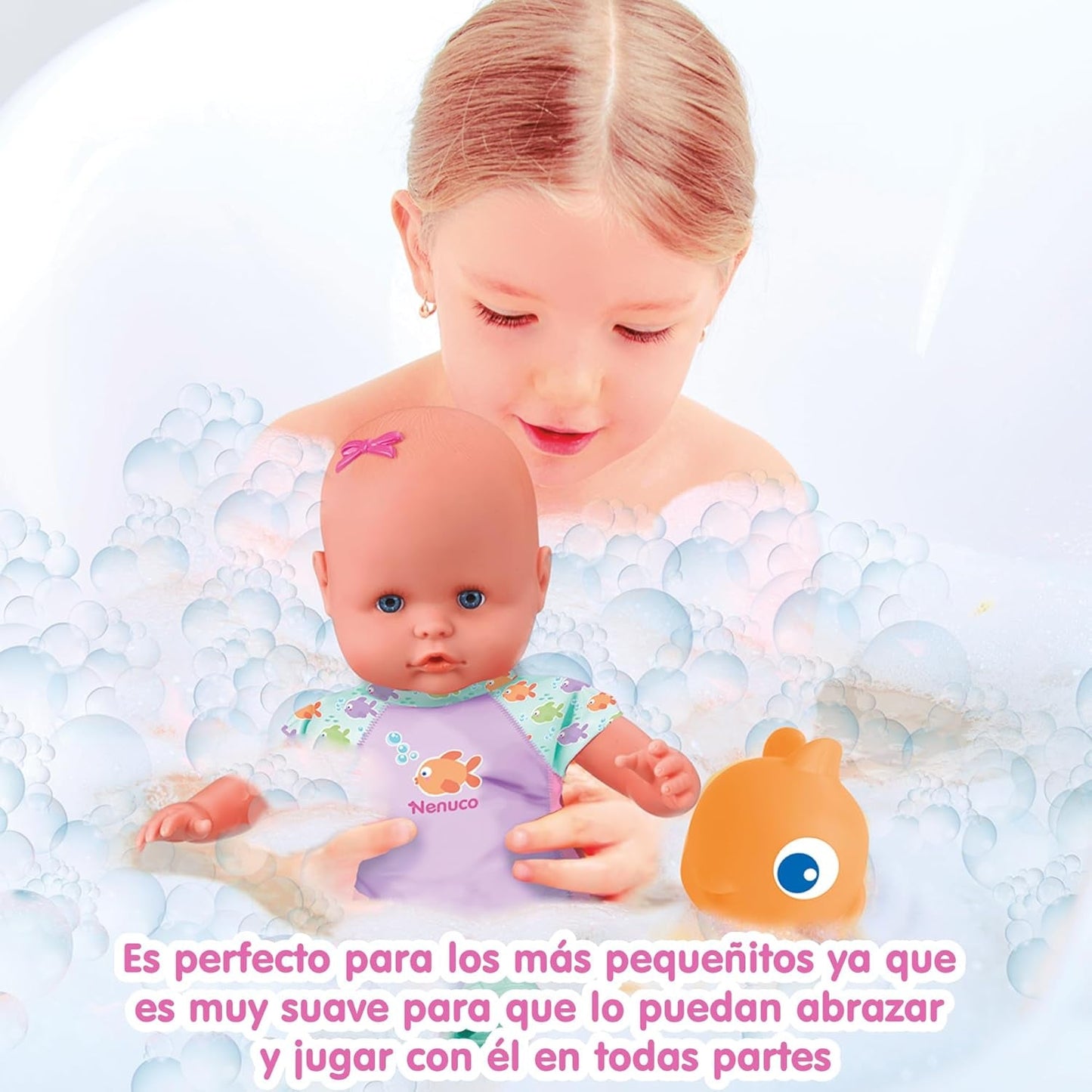 Mein erstes Bad: Eine weiche Puppe mit wasserdichtem Körper, geeignet für die Verwendung in der Badewanne, im Pool und im Meer. Enthält einen Badeanzug und einen im Wasser platzierten Fisch.