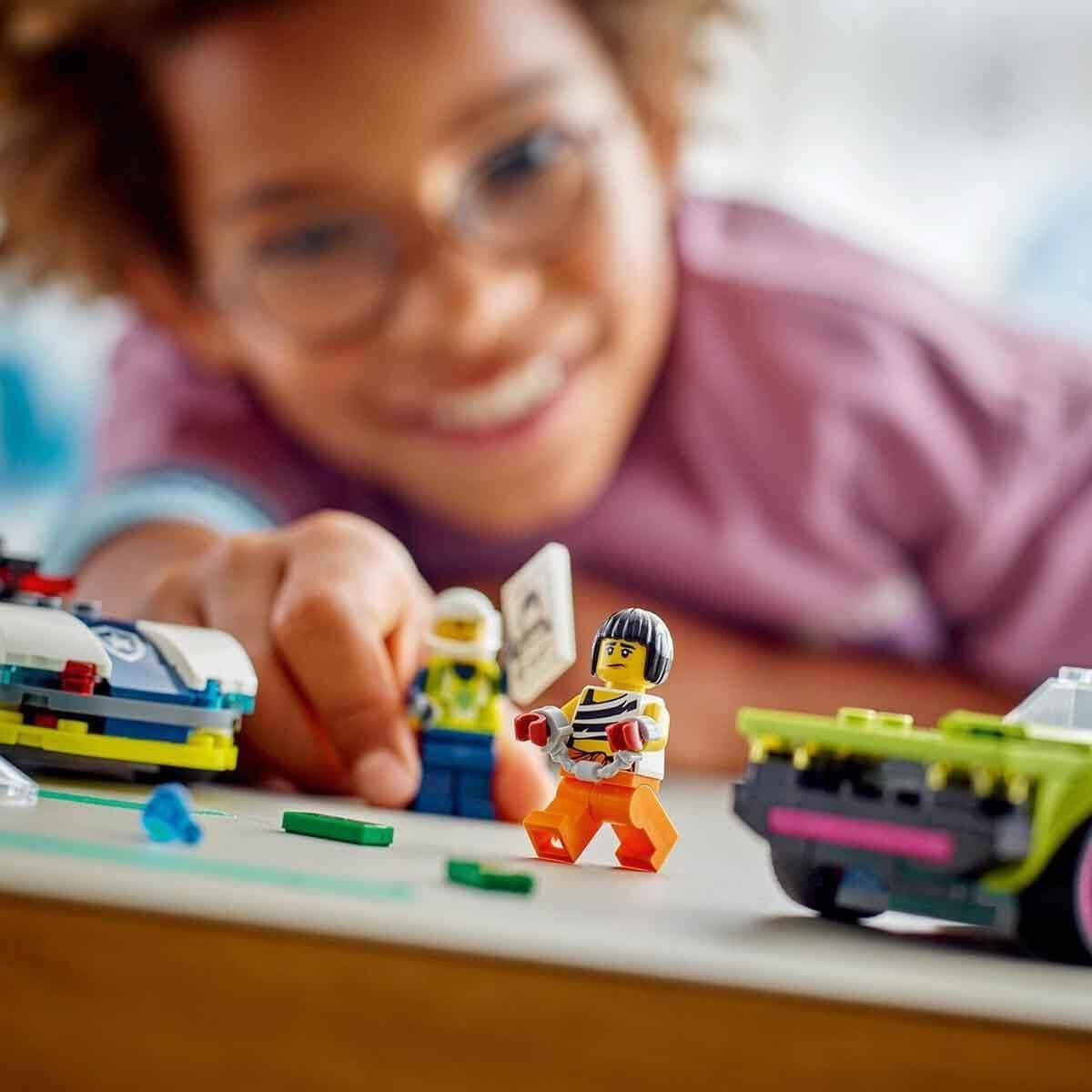 LEGO City Verfolgungsjagd mit Polizeiauto und Muscle-Car, Spielzeugeisenbahn mit 2 Rennwagen, Polizeigeschenk für Kinder, Jungen und Mädchen ab 6 Jahren, Set mit Polizist und Minifiguren Ganovin 60415 Bausets Besuchen Sie den LEGO-Store