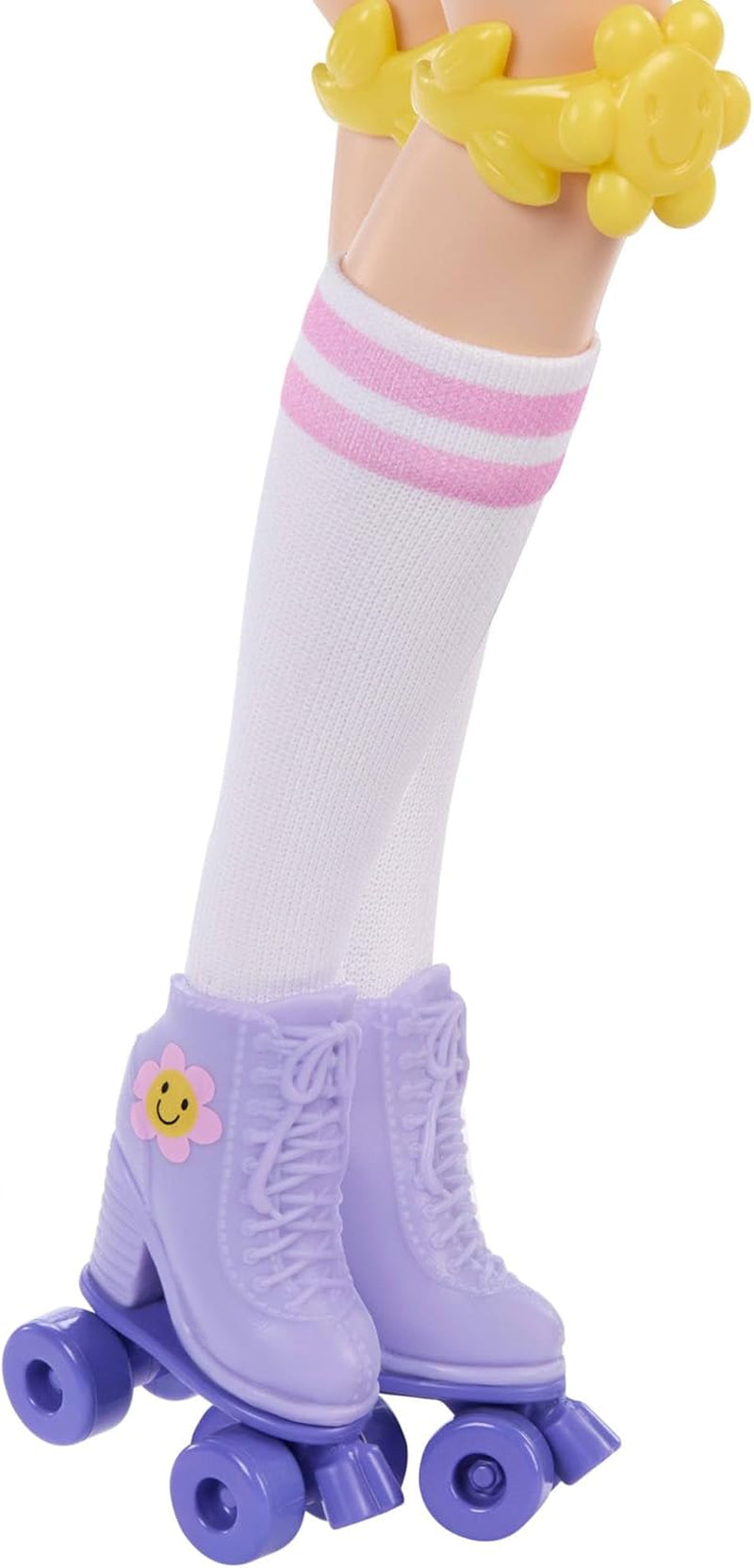 Dream Besties Barbie-Puppe und Zubehör, modische Barbie-Renee-Puppe mit Rollschuhlaufen und schwarzem Haar, 12 thematische Accessoires mit Videos und Essen, JFX99