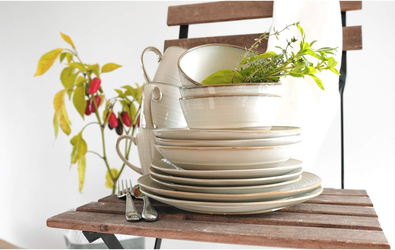 MÄSER 931818 Nottingham Vintage Series Tafelservice für 4 Personen, 12-teiliges Frühstücksservice mit unregelmäßigen runden Formen im Retro-Look, Fliese, Beige