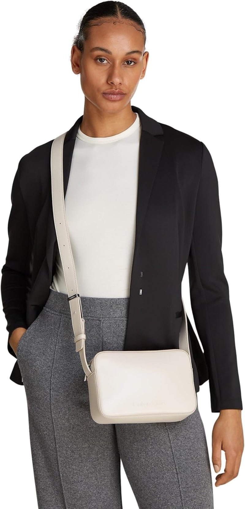 Calvin Klein Umhängetasche Kameratasche mit geprägtem Logo und Reißverschluss Damentaschen Naty Shop