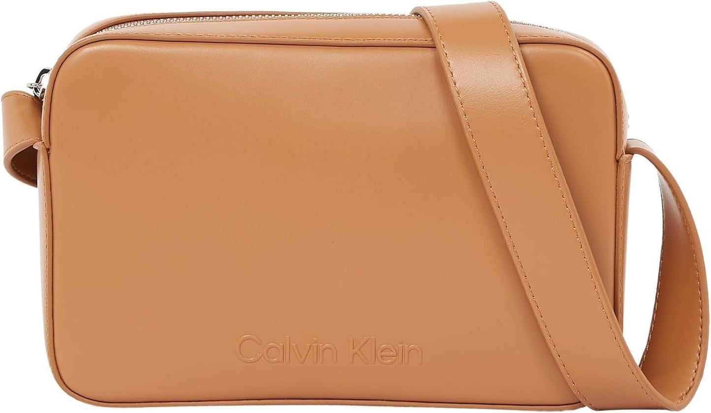 Calvin Klein Umhängetasche Kameratasche mit geprägtem Logo und Reißverschluss Damentaschen Naty Shop Braun (Leo)