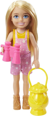 Barbie Chelsea-Serie, Chelsea-Puppe Camping mit blonden Haaren, Haustier-Eule, Schlafsack, Kissen, Taschenlampe, Fernglas, Camping-Zubehör, Kindergeschenk, Spielzeug für 3 Jahre und älter, HDF77