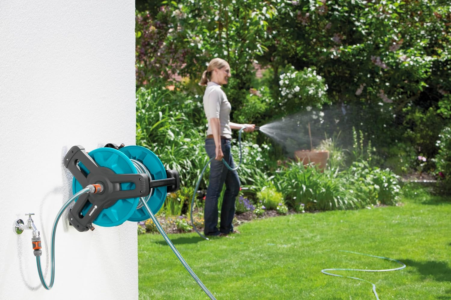 Gardena Classic Wand-Schlauchtrommel-Set 50: Mobile Schlauchtrommel, platzsparend, an der Wand montierbar und jederzeit abnehmbar, mit 20 m Schlauch, Sprühdüse und Systemteilen (8009-20)