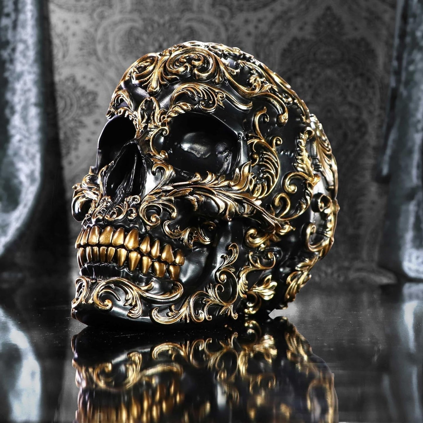 Renaissance-Schädel, 19 cm, Kunstharz, Schwarz und Gold, goldenes Barockmuster, schwarzes Totenkopf-Ornament, gotische Dekoration, gegossen aus feinstem Kunstharz, handbemalt von Experten. Statuetten und Skulpturen Naty Shop