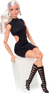Barbie Basics Modell 2 Sammlerpuppe mit blonden Haaren, schwarzem Minikleid und Gladiatorstiefeln, Einheitsgröße, beweglicher Körper und austauschbarer Kopf, JBH71