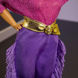 Barbie Signature Debbie Allen Tribute Collection Puppe mit schulterfreiem Oberteil, goldenem Gürtel und lila Fransenhosen und Leggings, JBJ24