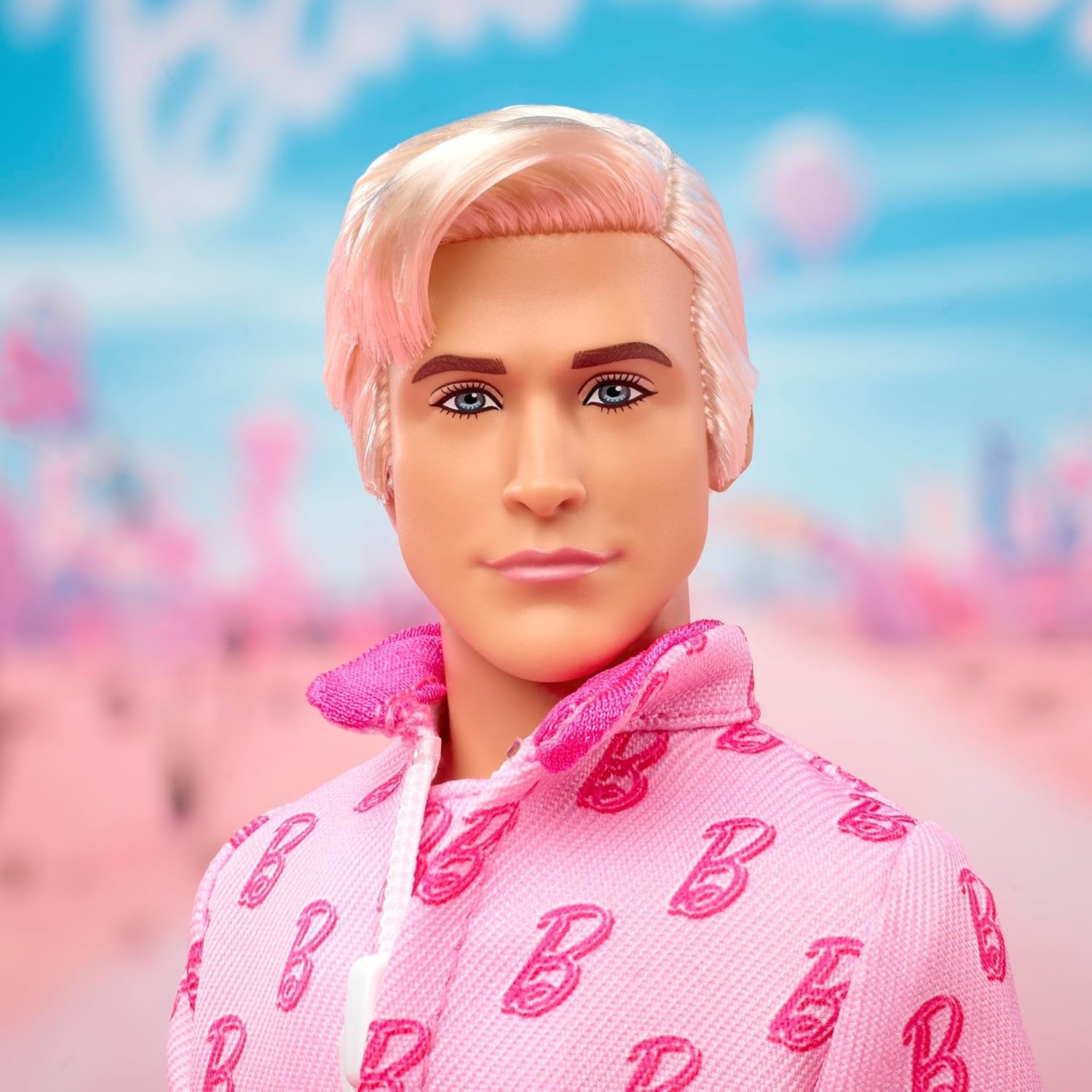 Barbie The Movie – Ken-Sammelpuppe, Ryan Gosling als Ken in rosafarbenem Overall mit „B“-Aufdruck, weißen Sneakern und bunten Inlineskates, JCP80
