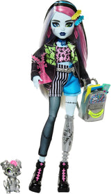 Die Monster High Frankie Stein-Puppe in Jeansjacke und Shorts enthält außerdem ihren Welpen Watzie und Accessoires wie einen Rucksack, einen Snack und ein Notizbuch, HXH73