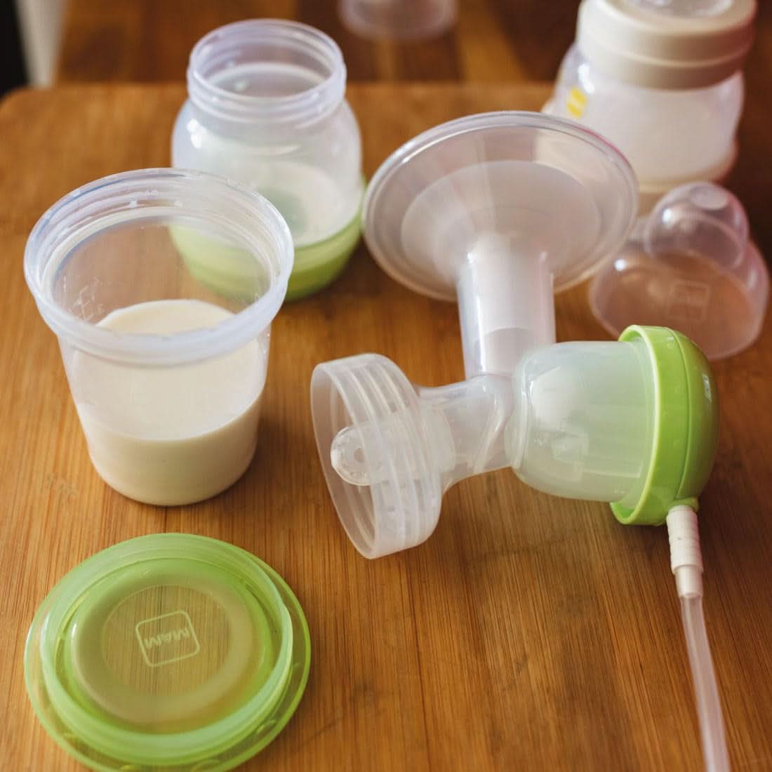 MAM Elektrische und manuelle Milchpumpe 2 in 1, mit 9 Stimulationsstufen, enthält 2 Flaschen, einfacher Start, grün Zubehör Essen und Stillen Bebe Naty Shop