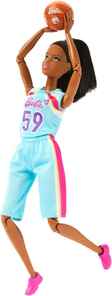 Barbie Made to Move-Puppe und Zubehör, brünette Basketballspielerin mit abnehmbarem Sportkleid und Ball, 22 bewegliche Gelenke, HKT74