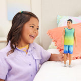 Ken Barbie Fashionistas Puppe Nr. 236 mit schwarzem Haar, blaugrünem Ombré-Tanktop, Jeansshorts und silbernen Turnschuhen, HYV00