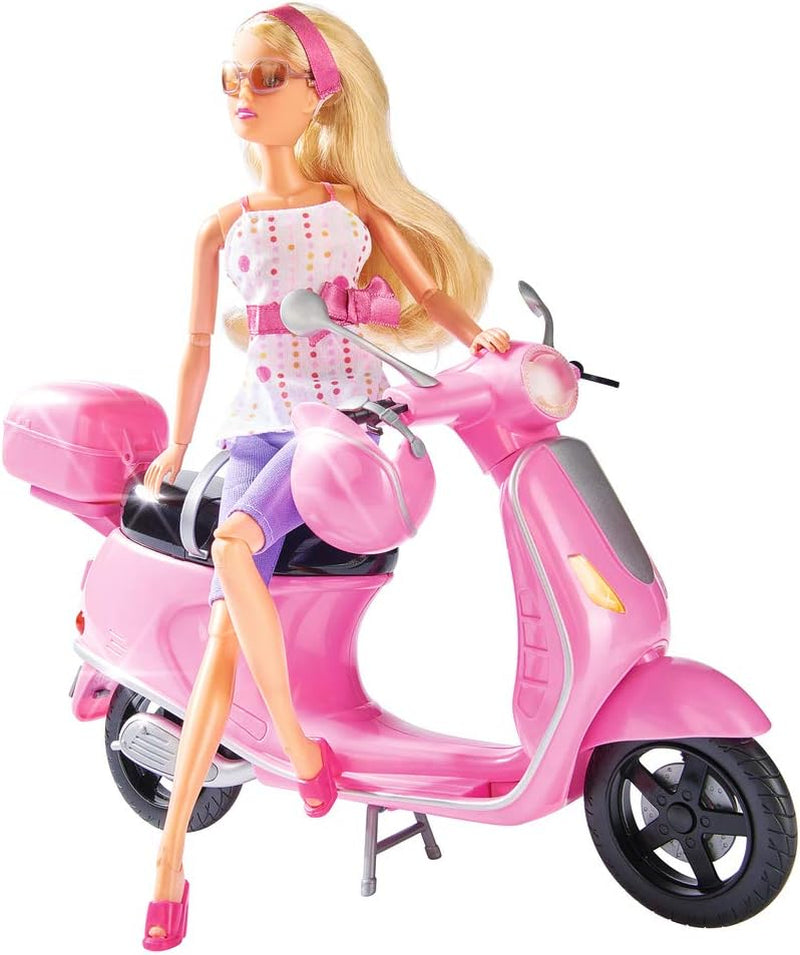 Simba 105730282 – Steffi Love Chic City Scooter, Steffi mit rosa Roller mit Helm und Helmfach, Modepuppe, 29 cm, für Kinder ab 3 Jahren
