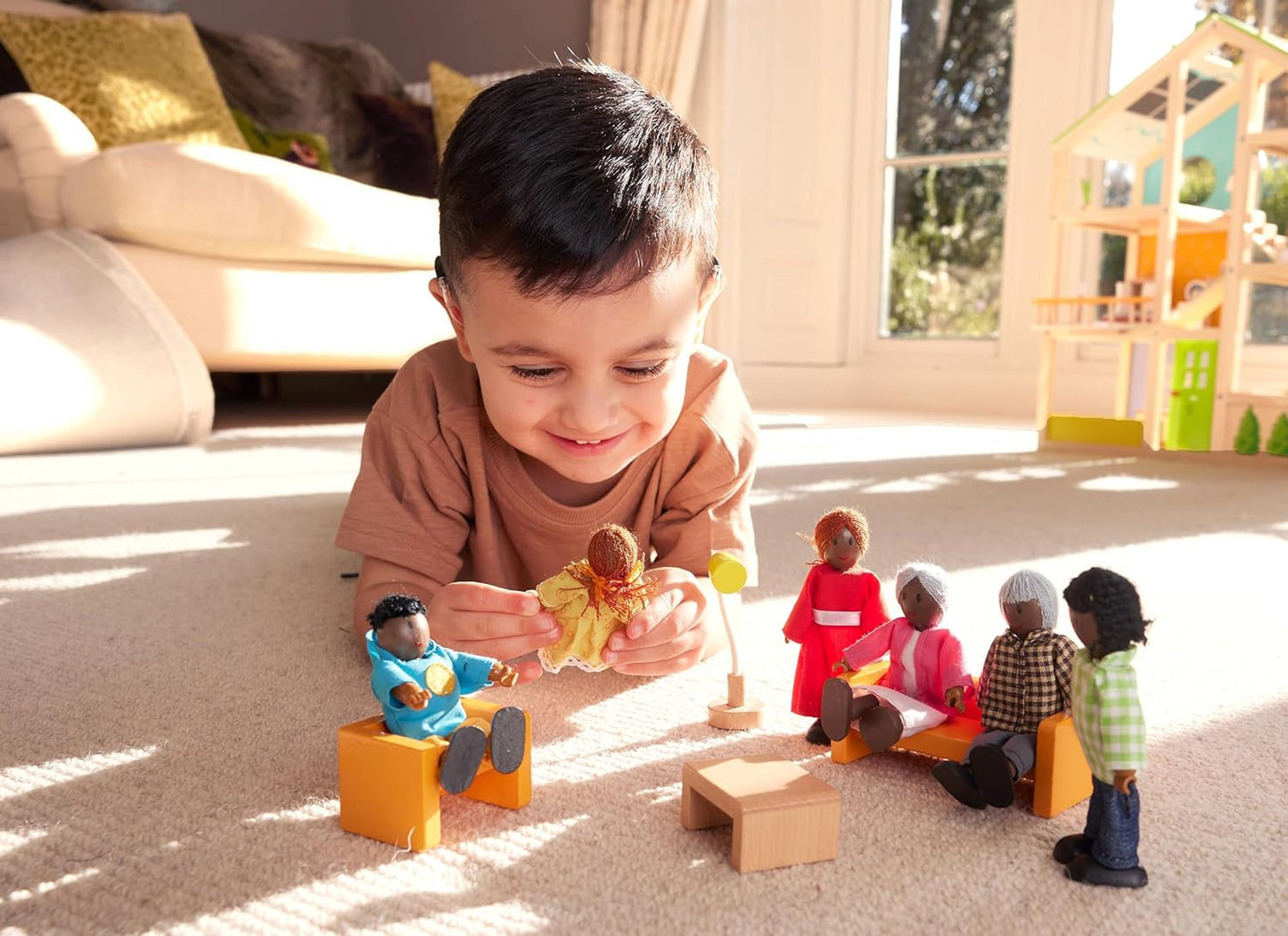 Hape Doll Family – 6-teiliges Puppenhaus-Zubehörset aus dunklem Leder mit Holz- und Stofffiguren, Rollenspiel, Lernspielzeug, interaktives Lernspielzeug für Kinder ab 3 Jahren