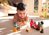 Hape Doll Family – 6-teiliges Puppenhaus-Zubehörset aus dunklem Leder mit Holz- und Stofffiguren, Rollenspiel, Lernspielzeug, interaktives Lernspielzeug für Kinder ab 3 Jahren