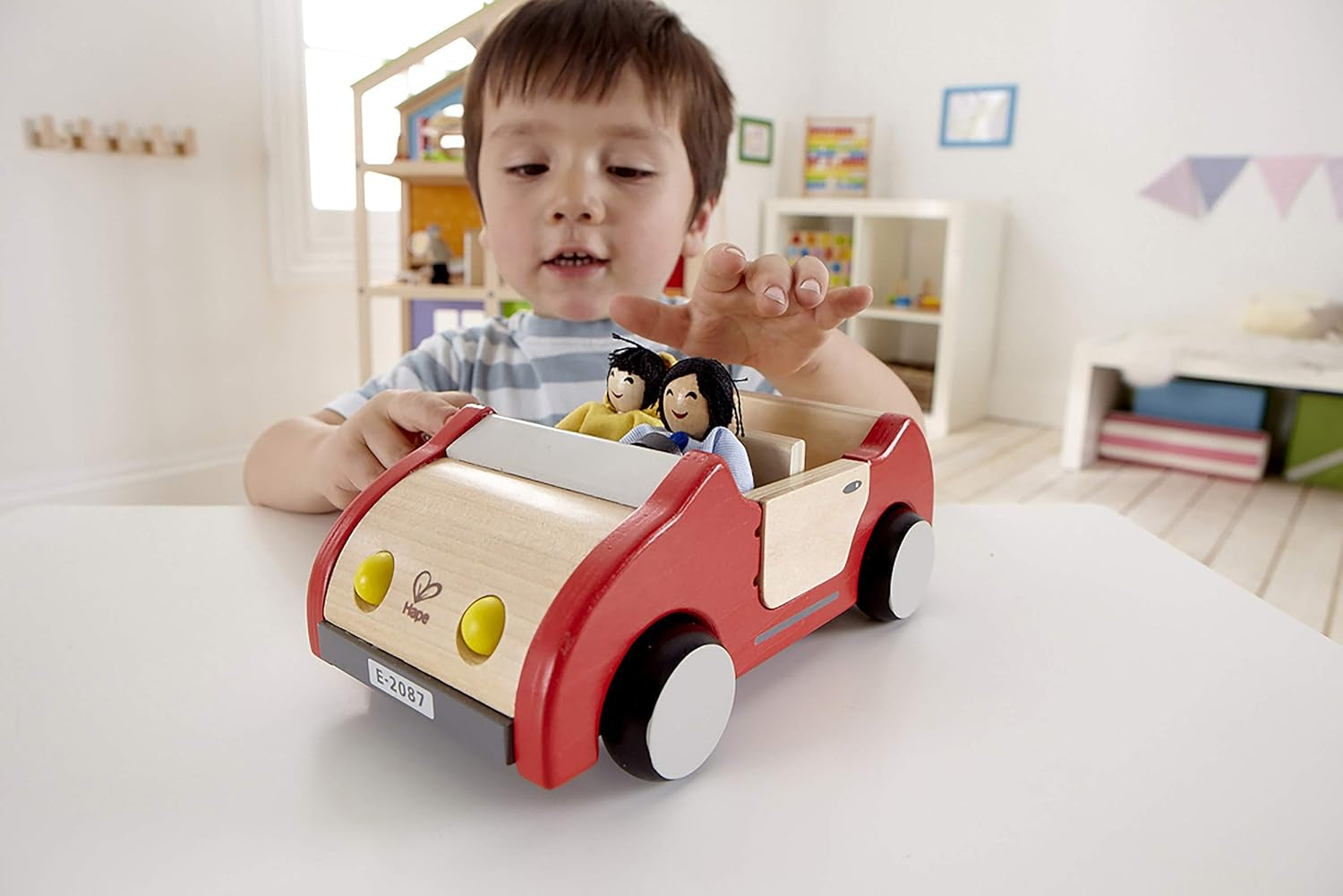Hape E3401 Vier-Jahreszeiten-Haus, möbliert und E3500 – Puppenfamilie, helle Haut
