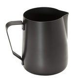 APS Milchkännchen – Hochwertiges Milchkännchen mit Antihaftbeschichtung aus Edelstahl – Perfekt zum Aufschäumen von Milch – Universalkaraffe, schwarz, 600 ml