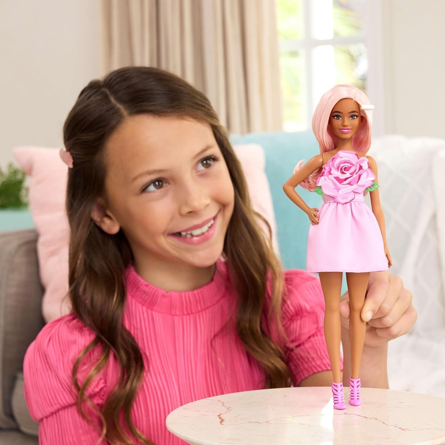 Barbie Fashionistas Puppe Nr. 238 mit pastellrosa Haaren, trägerlosem Kleid mit rosa Oberteil, Perlenhaarspange und Riemchen-High-Heels, HYT94 Naty Shop Dolls