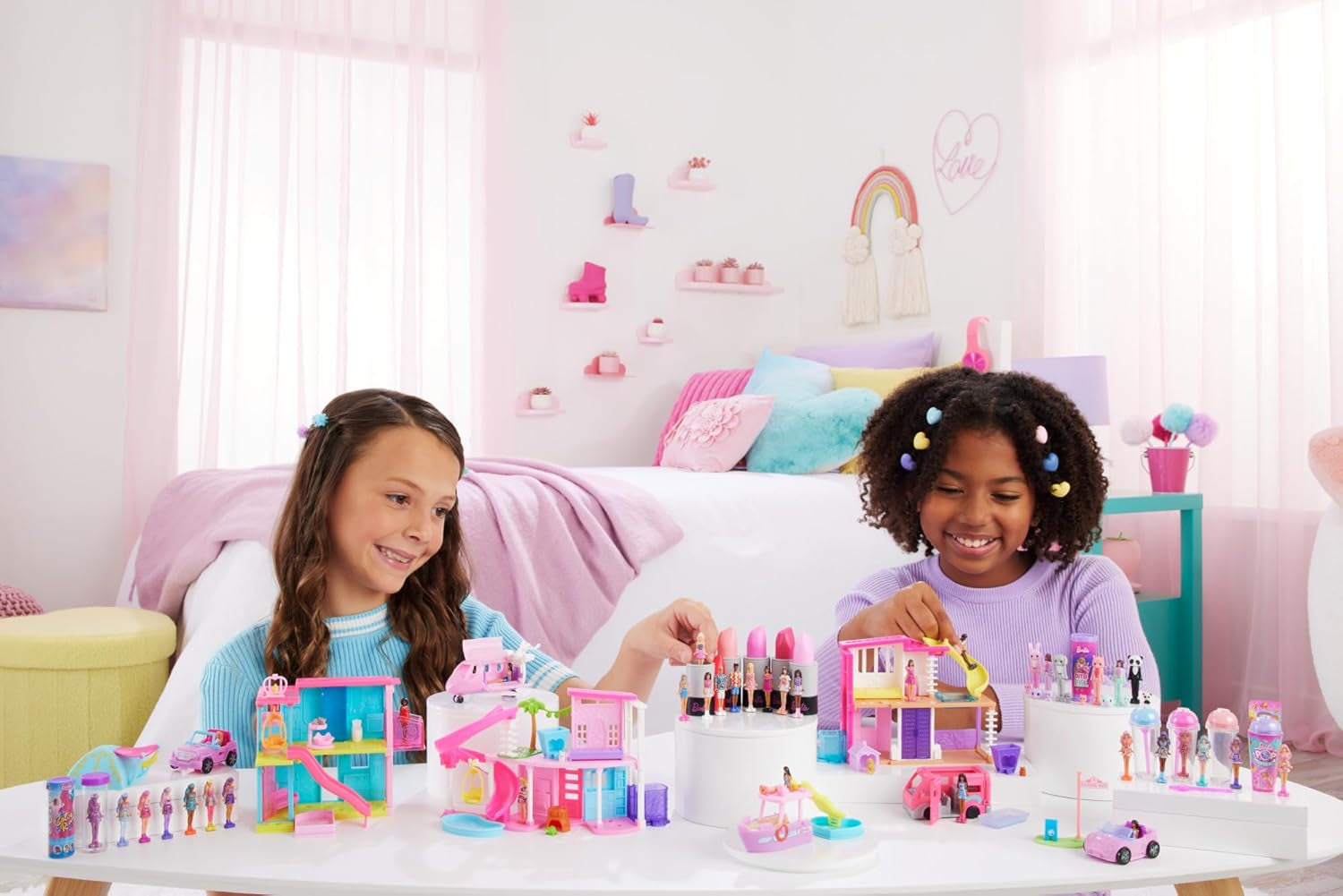 Mini BarbieLand Barbie-Puppen- und Spielzeugfahrzeug-Sets, 1,5-Zoll-Puppe und kultiges Überraschungsspielzeugfahrzeug mit Farbwechsel, HYF40