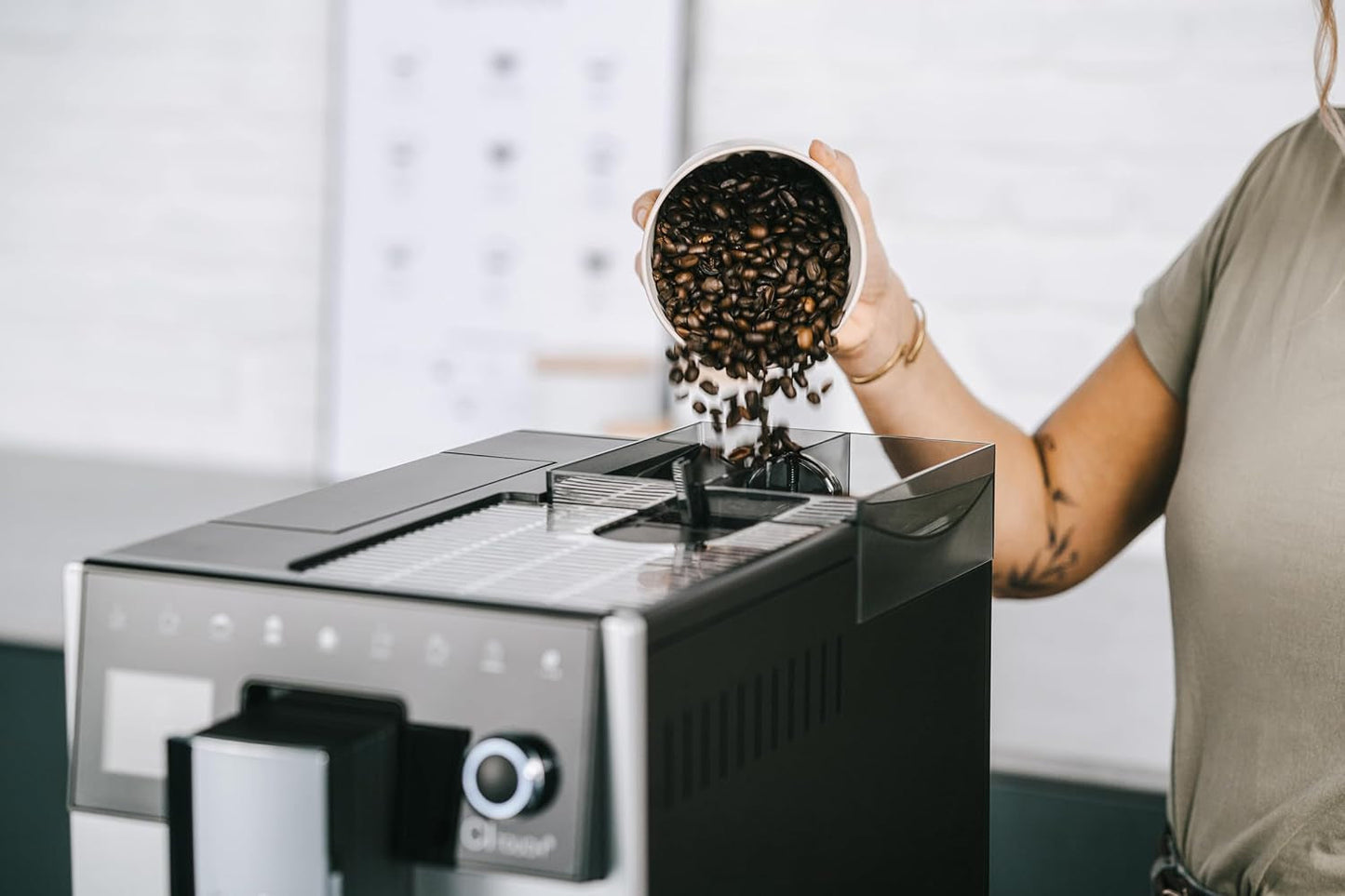 Melitta CI Touch – Espressovollautomat mit Milchsystem, Espressomaschine mit integrierter Kaffeemühle und Milchaufschäumer, z.B. für Espresso oder Cappuccino, silber