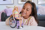 Barbie Fashionista-Puppe, blondes Haar und Regenbogen-Overall, inklusive Rollstuhl und Rampe, Puppengeschenk für Kinder, Spielzeug für Kinder ab 3 Jahren, HJT13