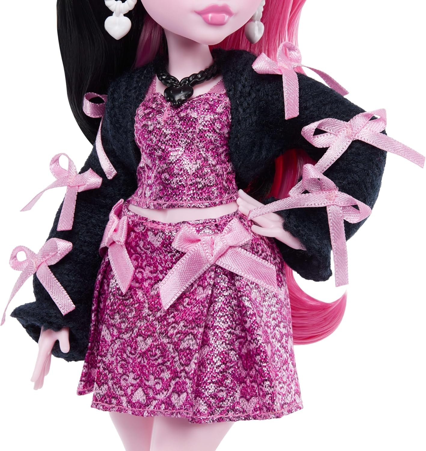 Monster High-Puppe Draculaura in rosa Kleid mit Schleifen und schwarzer Strickjacke mit Fledermaus von Count Fabulous und 7 Accessoires, darunter Ramen, Lippenstift und Tasche, JHK29