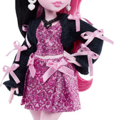 Monster High-Puppe Draculaura in rosa Kleid mit Schleifen und schwarzer Strickjacke mit Fledermaus von Count Fabulous und 7 Accessoires, darunter Ramen, Lippenstift und Tasche, JHK29