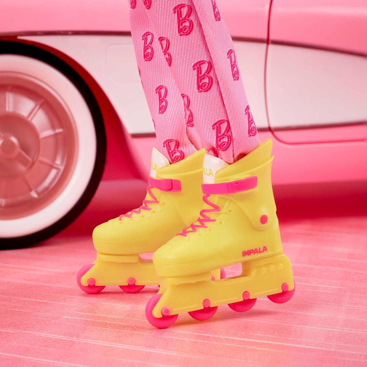 Barbie The Movie – Ken-Sammelpuppe, Ryan Gosling als Ken in rosafarbenem Overall mit „B“-Aufdruck, weißen Sneakern und bunten Inlineskates, JCP80