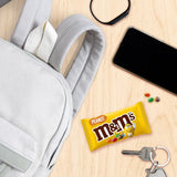 M&M's Erdnuss-Schokoladen-Großpackung, 24 x 45 g Schokoladen-Linsen mit Erdnussgeschmack, Schokoladengeschenk (1080 g), ideal als Leckerbissen zum Thema Fußball