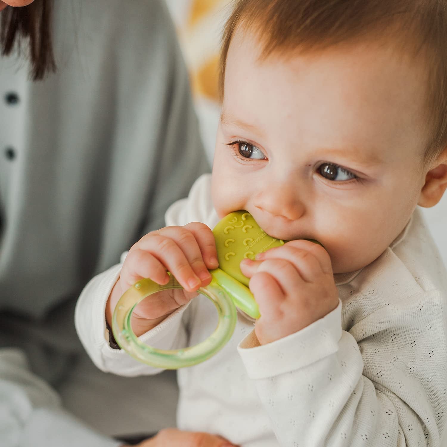 Suavinex Baby-Silikon-Beißring + 4 Monate, kühles, weiches und helles Schmetterlingsblau-Beißring