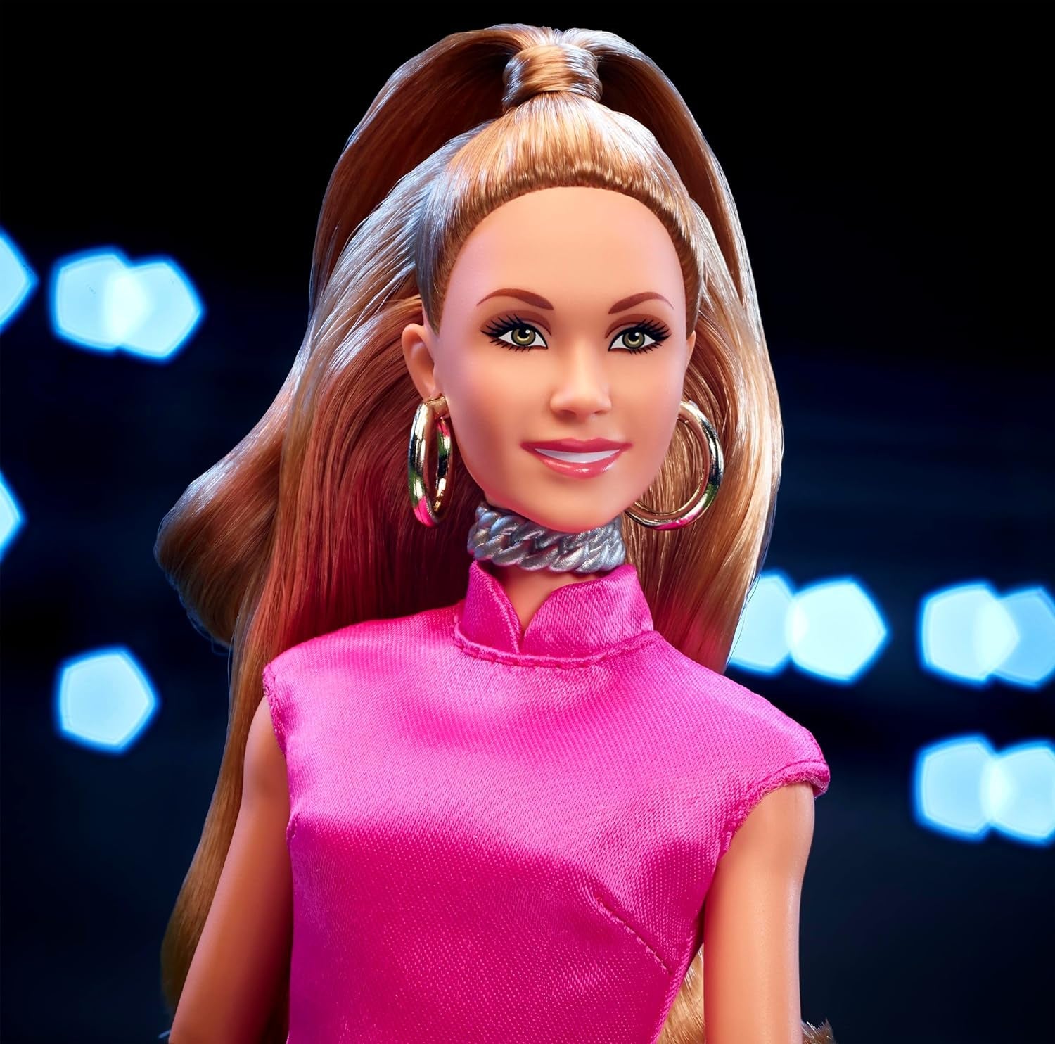 BARBIE Keeley Jones – von Ted Lasso inspirierte Sammlerpuppe, pinkfarbenes Seiden-Midikleid, goldene High Heels, schwarzer Umhang, goldene Creolen, rosa Tasche, ab 3 Jahren, HJW92