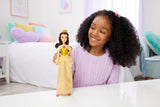 Mattel Disney Prinzessinnen-Spielzeug, bewegliche Belle-Modepuppe mit funkelnder Kleidung und Accessoires, Disney-Film-inspiriertes Geschenk für Kinder HLW11