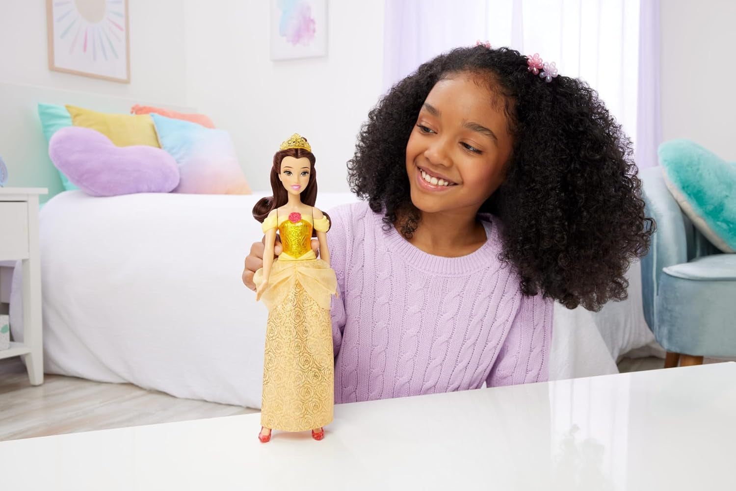 Mattel Disney Prinzessinnen-Spielzeug, bewegliche Belle-Modepuppe mit funkelnder Kleidung und Accessoires, Disney-Film-inspiriertes Geschenk für Kinder HLW11