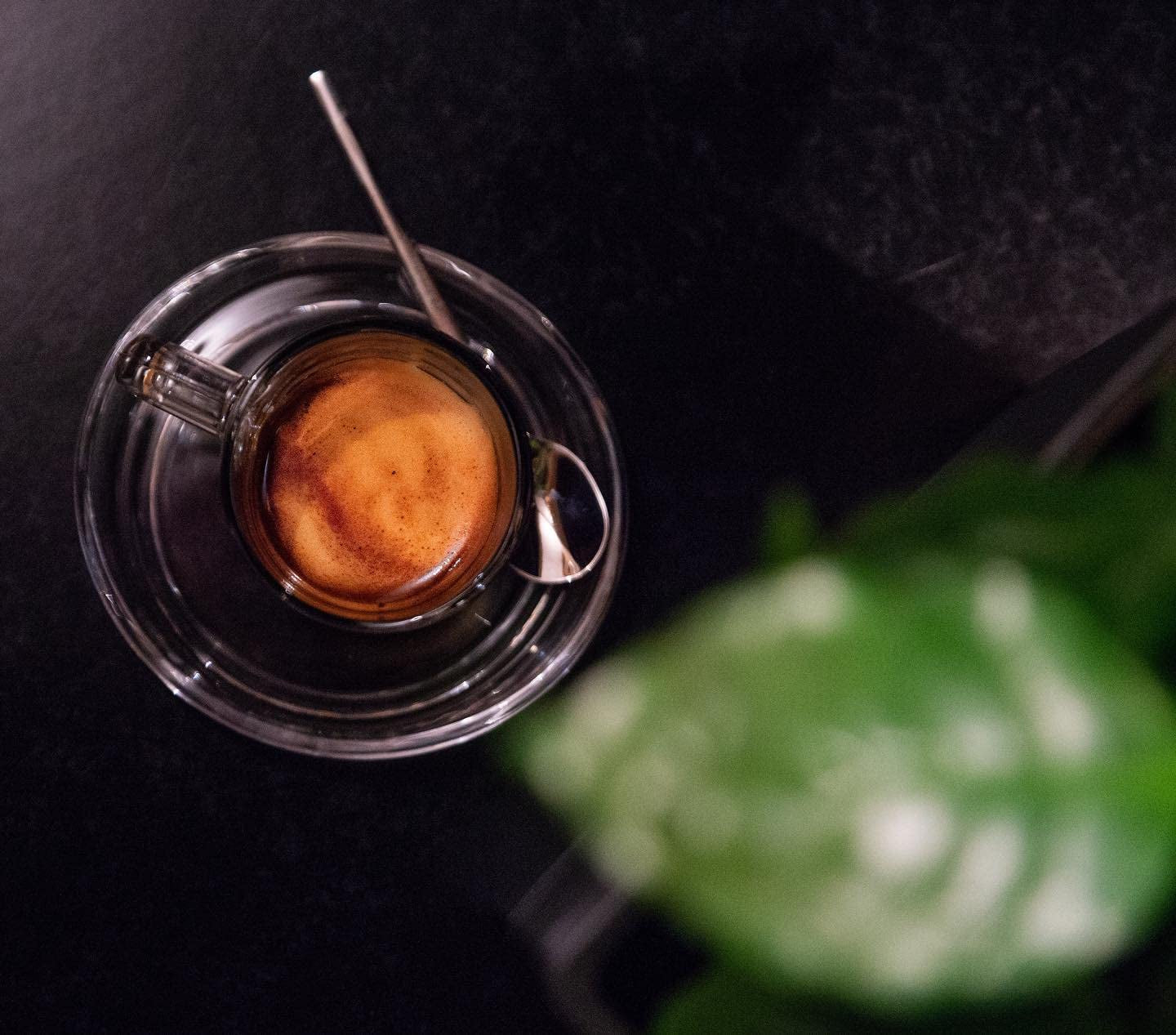 Espresso N°10 von Coffee858 – Kräftige und würzige Espressomischung, bestehend aus 70 % Arabica-Bohnen aus Brasilien und 30 % Robusta (1000 g)