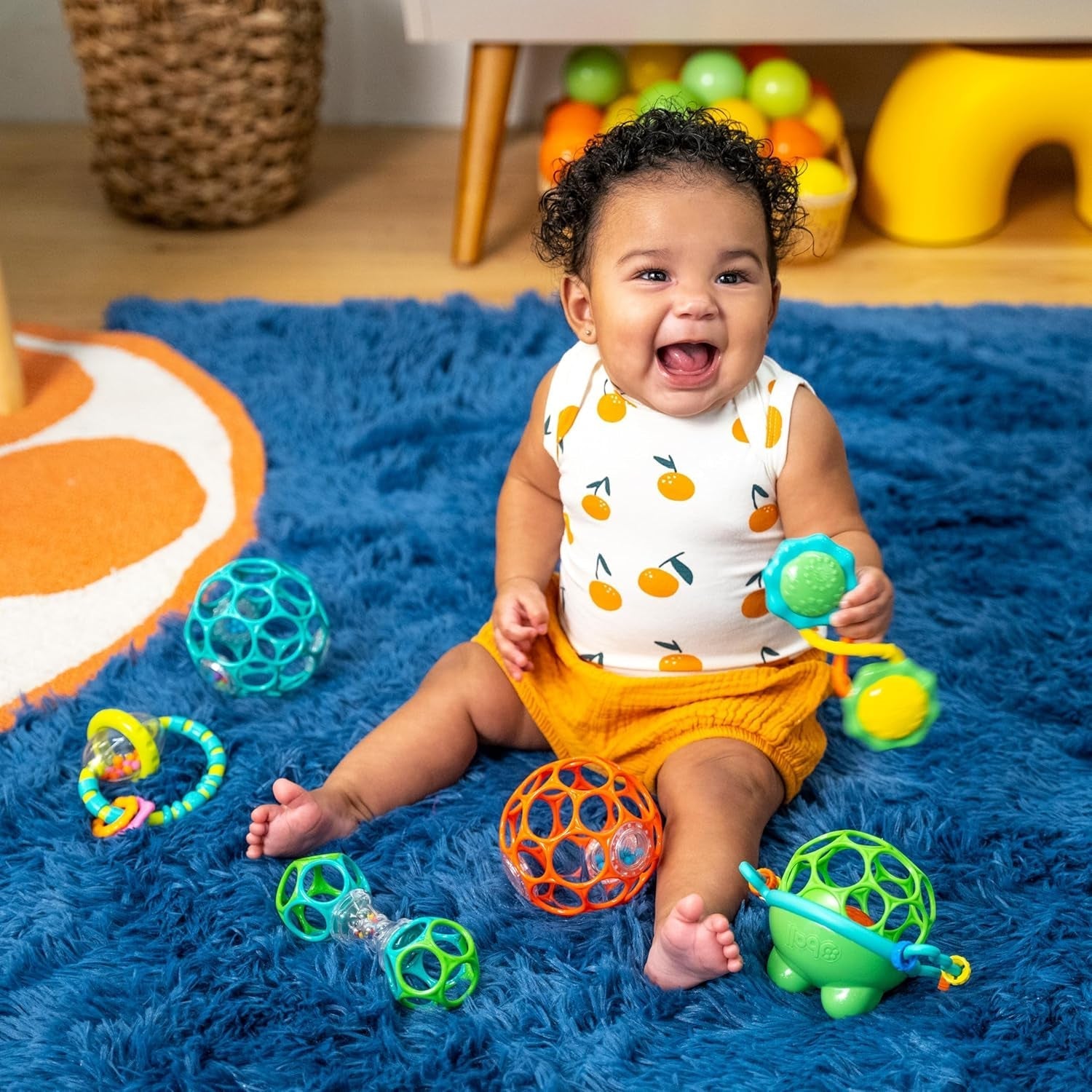Bright Starts Little Shakers 6-teiliges Geschenkset – Babyrasseln und Beißringe, BPA-frei, leicht zu fangen, Unisex für Neugeborene+