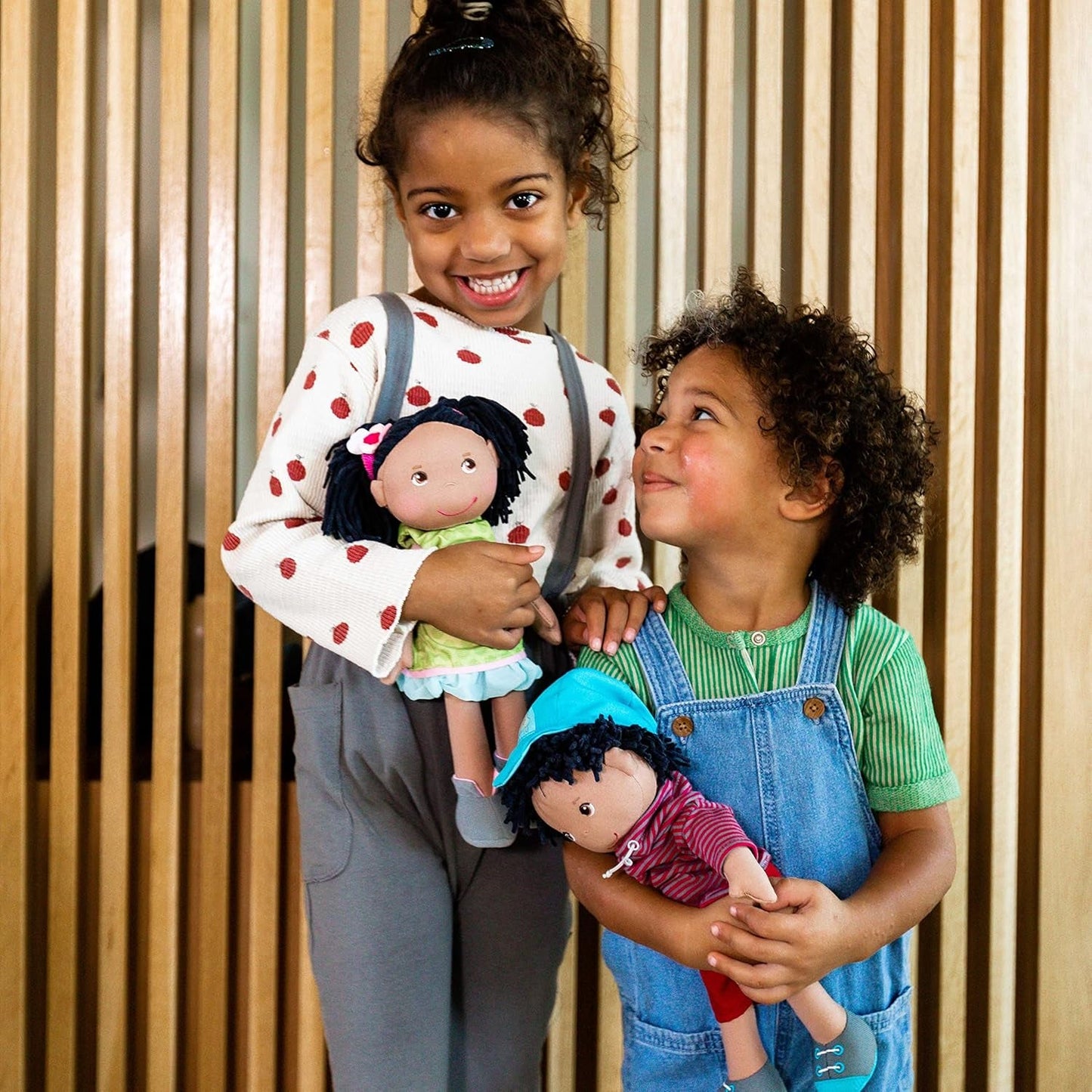 HABA 304576 - Cari-Puppe, 30 cm, Kuschel- und Stoffpuppe für Kinder ab 18 Monaten, mit abnehmbarer Kleidung und langen Haaren
