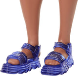 Barbie Fashionistas Ken Doll Nr. 220 Mit Trägern und weiter Körperform in einem abnehmbaren orangefarbenen gemusterten Hemd, Shorts und Plateausandalen, HRH23 Naty Shop Dolls