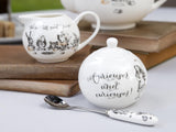 Alice im Wunderland Teekanne und Milchkännchen aus feinem Porzellan, Porzellanschale und Milchkännchen in einer luxuriösen Geschenkbox