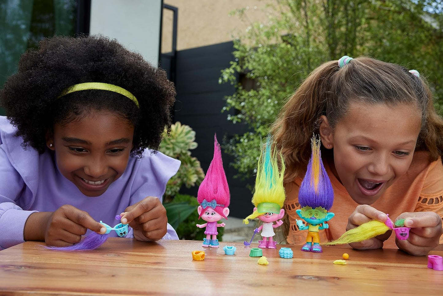 Mattel DREAMWORKS TROLLS United We Stand – Hairy Surprises Viva-Puppe mit leuchtend gelbem Plüschhaar und 3 Überraschungszubehörteilen, für Kinder ab 3 Jahren, HNF11