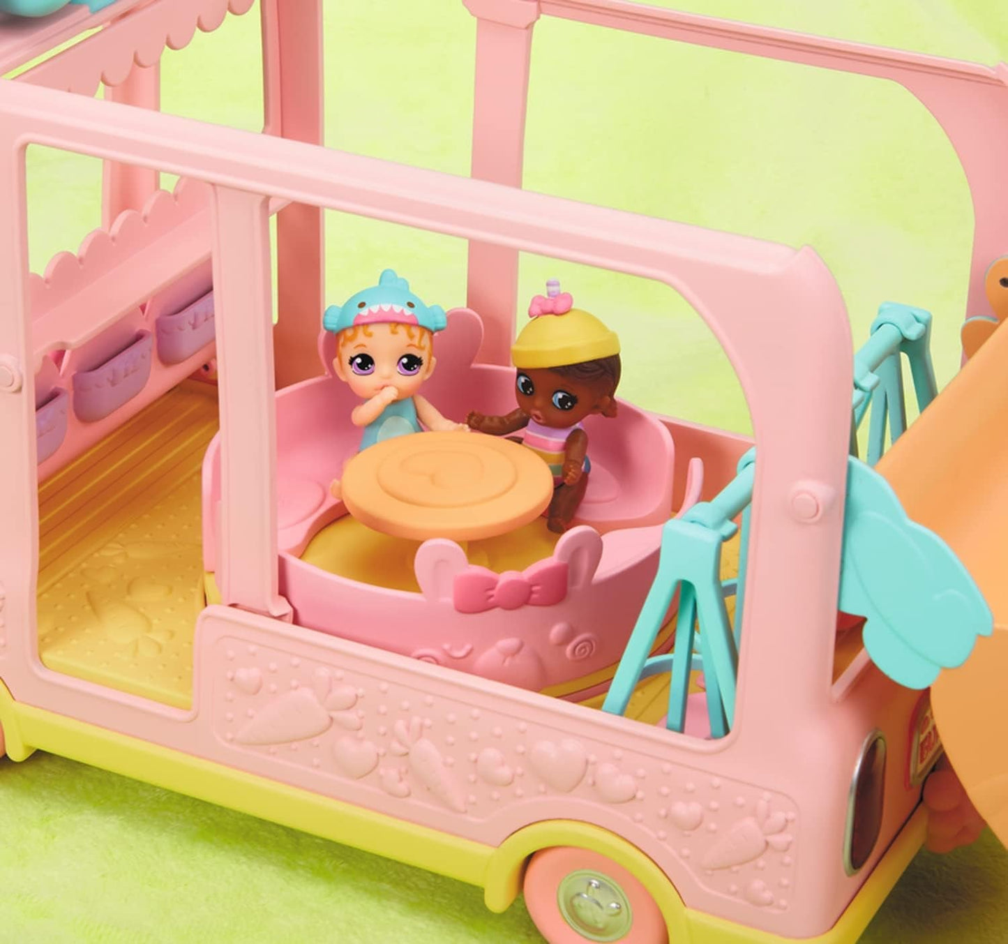 BABY born 904763 Baby Surprise Bus – pinkfarbener Mini-Puppenspielzeugbus mit 2 exklusiven Puppen, Dreifach-Kinderwagen, Schaukel, Karussell, Rutsche und Dreifachschaukel.