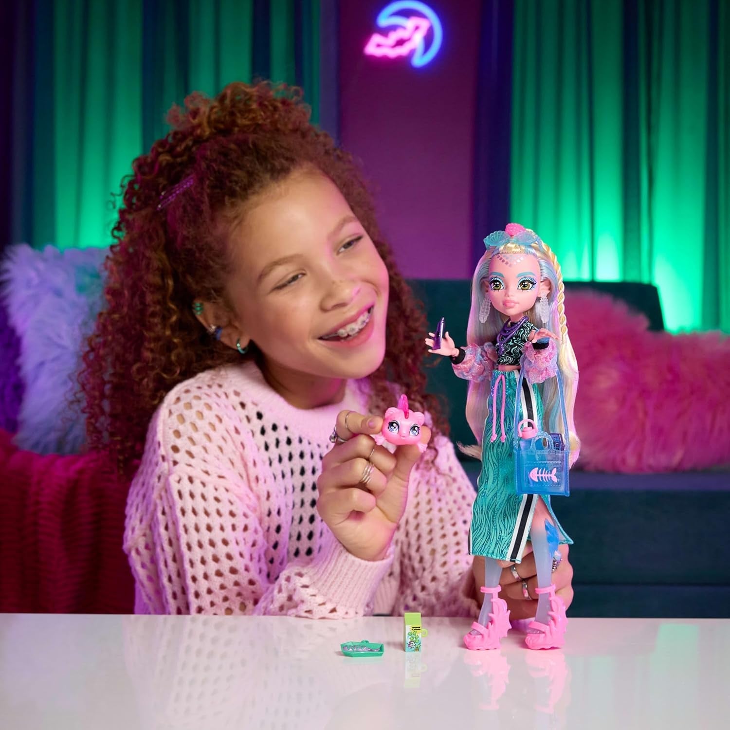 Monster High Lagoona Blue Neptuna Fish Short Top und Sport-Maxirock-Puppe mit 7 Accessoires, darunter Muschel-Sonnenbrille, Snack und Tasche, JHK33