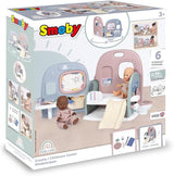 Smoby – Babypflege Puppenkindergarten – Puppenspielzentrum Kindergarten + Kindergarten Alltag – Zusammenklappbarer Spielbereich mit 360°-Drehung – 6 Zubehörteile – Hergestellt aus 90 % recyceltem Material in Frankreich, ab 3 Jahren