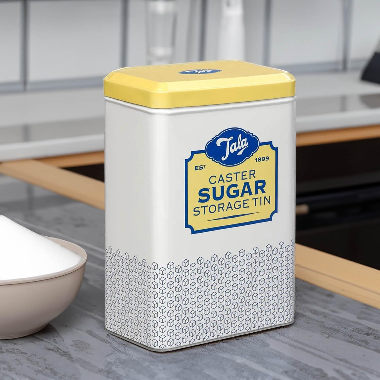 Die Metall-Aufbewahrungsbox im Retro-Design von Tala Originals in Gelb und Creme bietet Platz für eine ganze Tüte Puderzucker